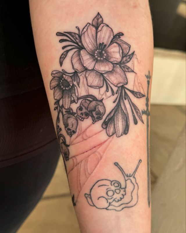 Got to do these absolutely stunning florals for my friend Nikki this weekend. I’m back tomorrow 12 to 8 and ready to see everyone ! Come talk to me about your tattoo and piercing ideas! #livingcanvastattoos
#lvgcvs
#tempe#tempetattoos  #millave#arizonatattoos#aztattoo #aztattooer #aztattoos#asu#az #tattoo #tattoodo #tattoos#tattooing#tattooink#tattooartist #tattooist #tattooer#tattoosofinstagram#tattoolife#tattoocommunity #tattoos